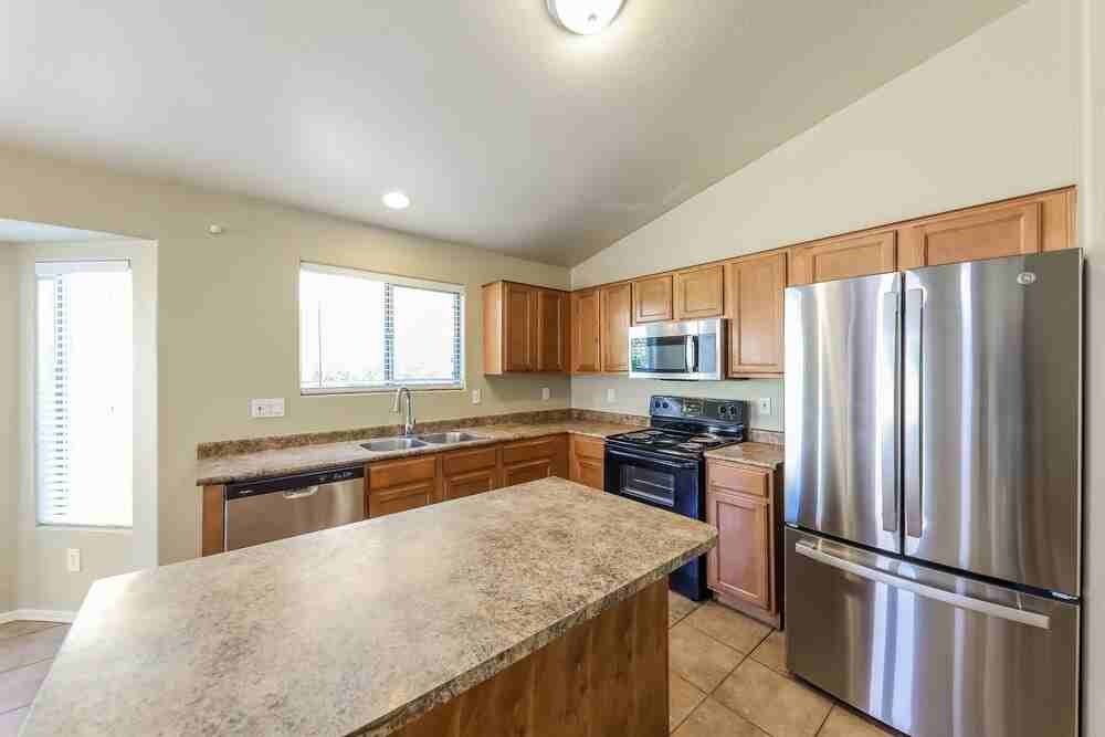 11402 W Davis Ln - Photo 6 of 16