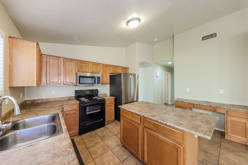 11402 W Davis Ln - Photo 7 of 16