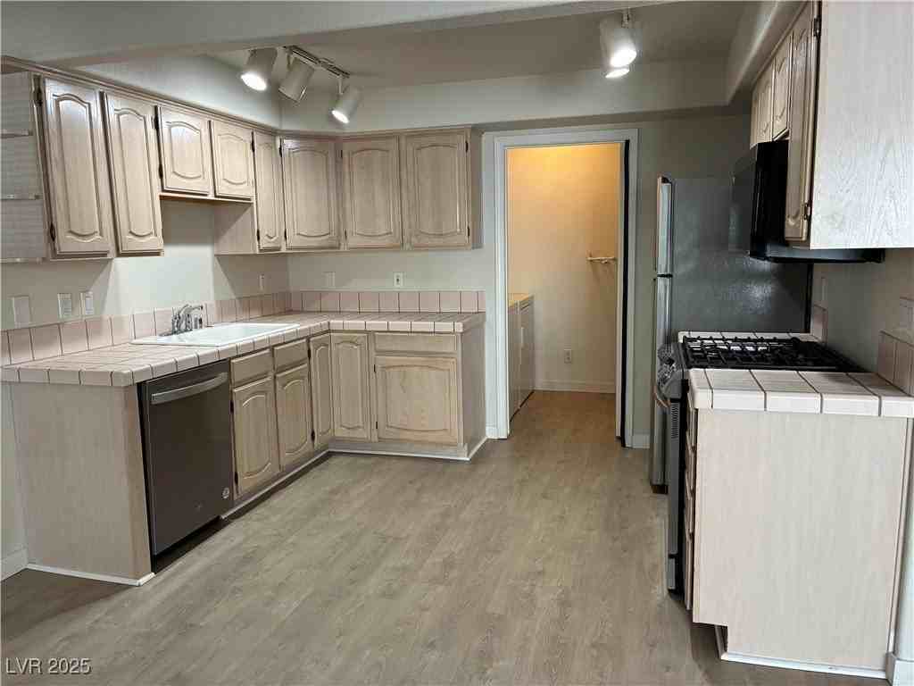 701 Capri Dr #5C - Photo 3 of 8