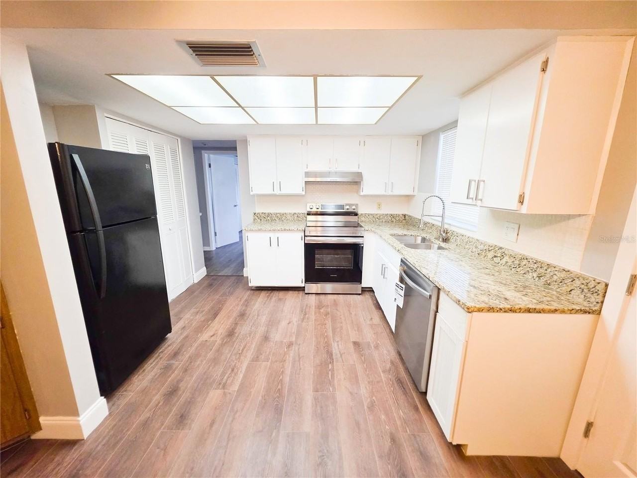 7435 Hollyridge Dr - Photo 6 of 22