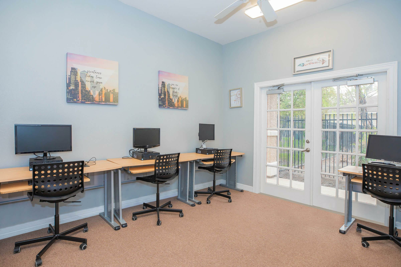 Oak Arbor Townhomes - Photo 5 of 17