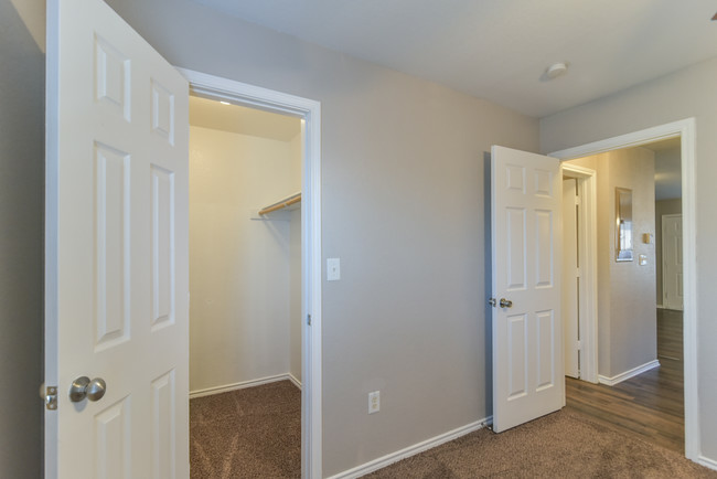 Knoll Creek Apartments - Photo 6 of 16