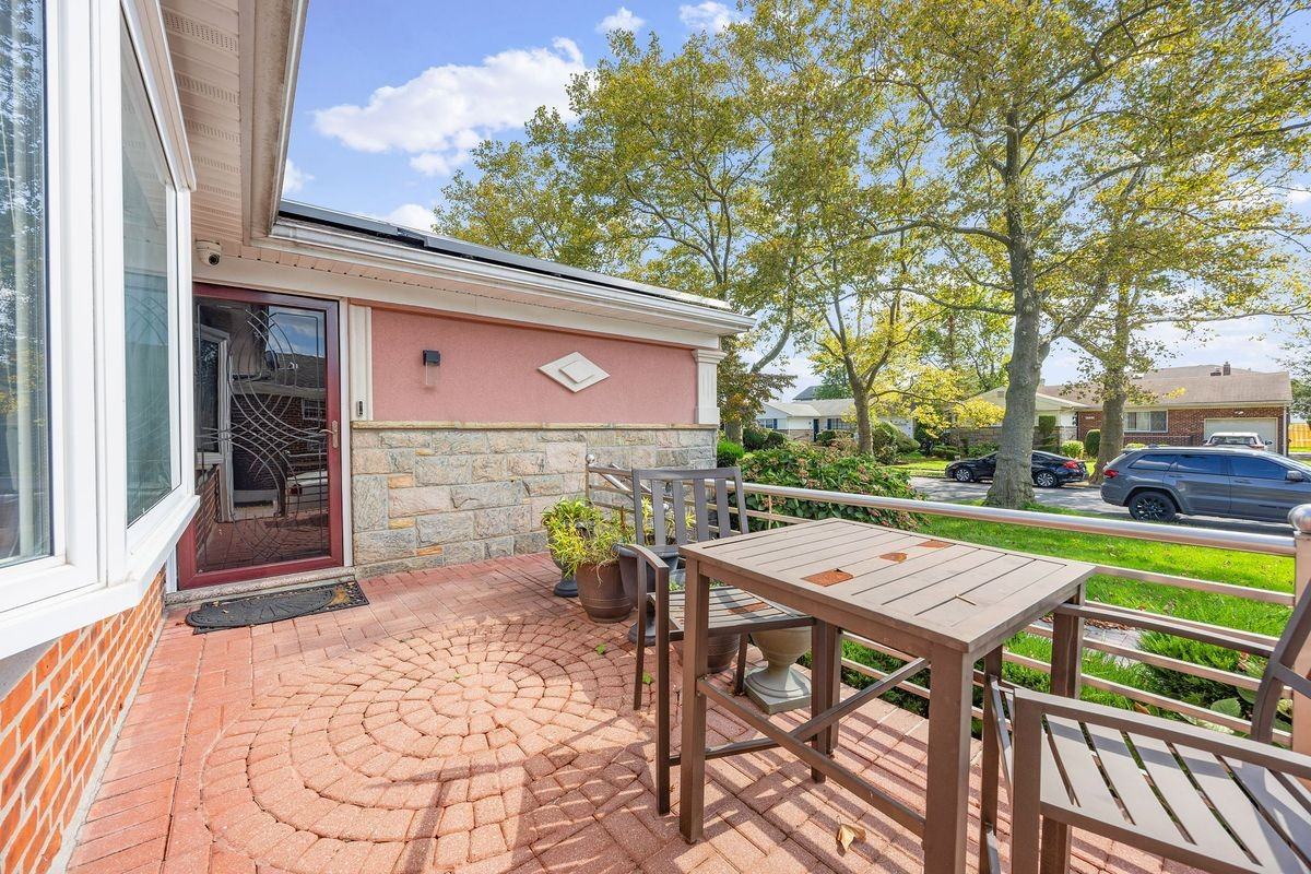 2282 Baylis Ave - Photo 2 of 15