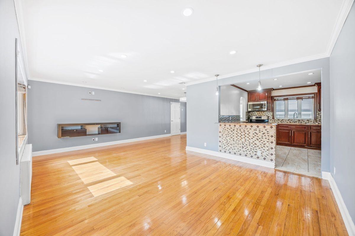 2282 Baylis Ave - Photo 3 of 15