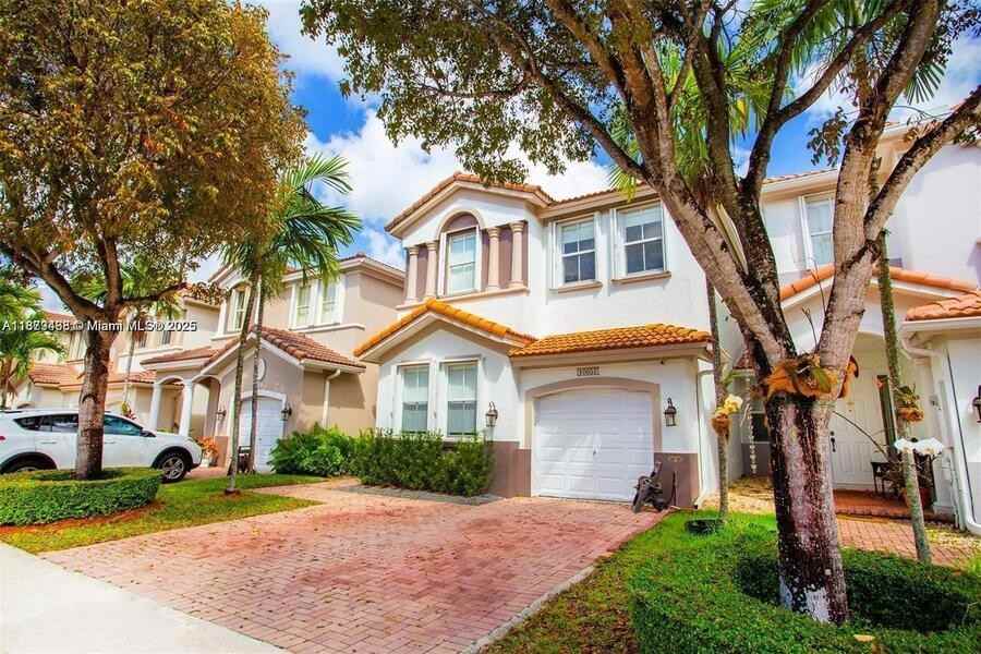 10857 Nw 84th St - Photo 3 of 33