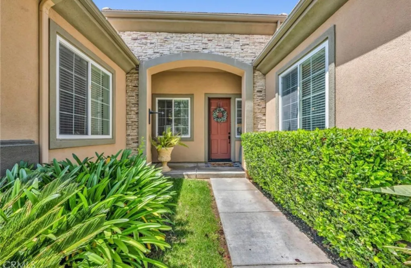 1685 Rose Avenue - Photo 2 of 12