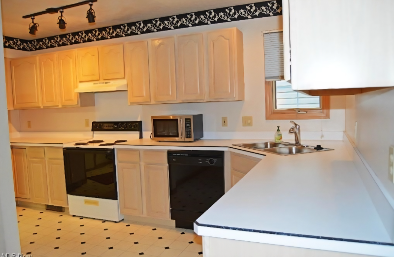 16548 Sunwood Oval - Photo 3 of 18