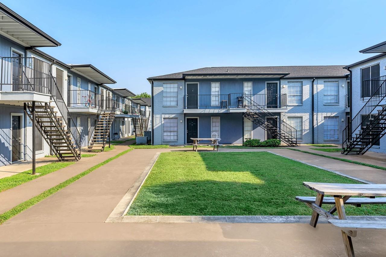 Colonial Woods Apartments - Photo 6 of 24