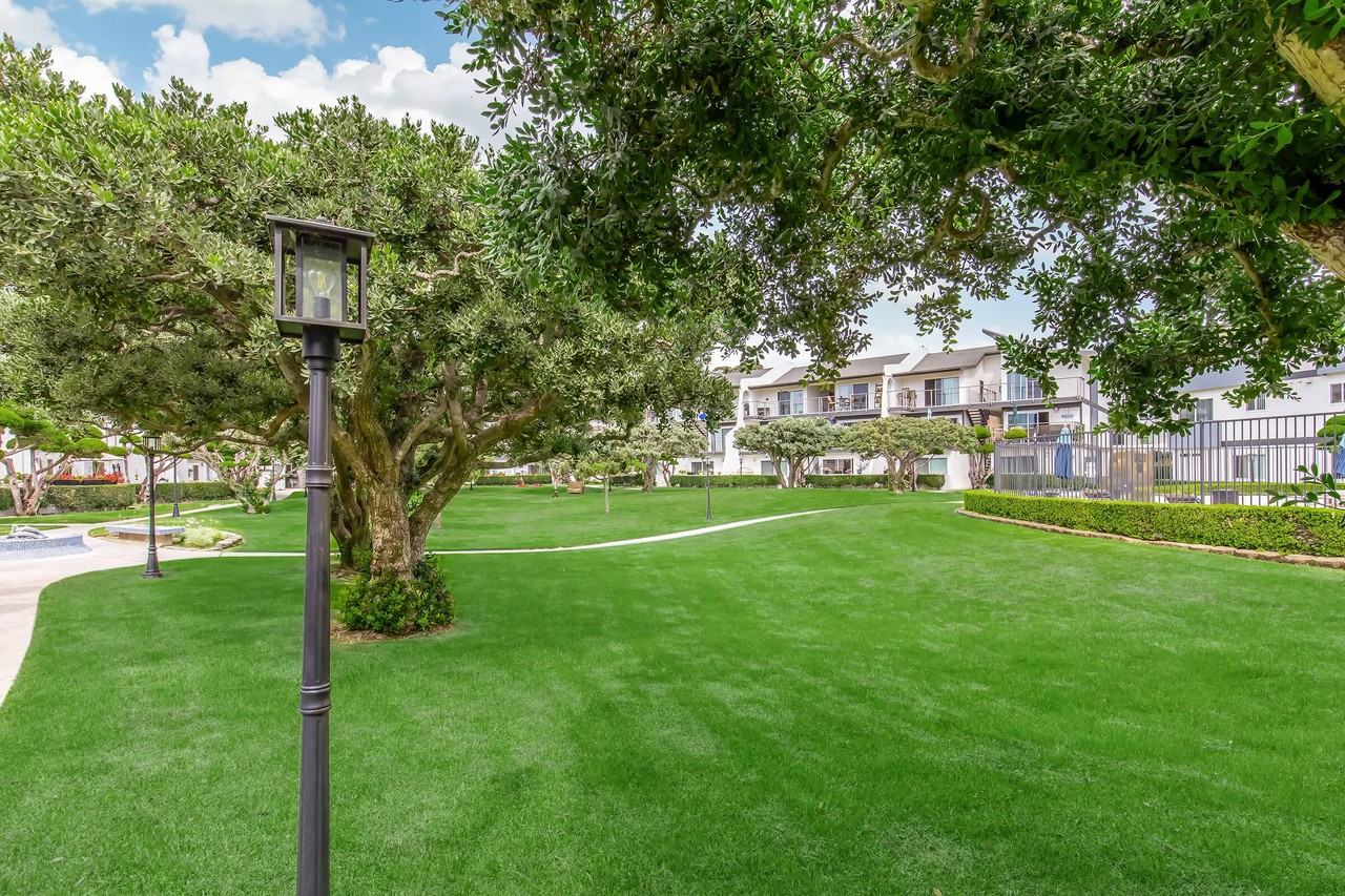 Beachfronter Townhome Apartments - Photo 2 of 50