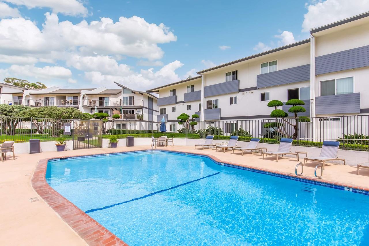 Beachfronter Townhome Apartments - Photo 6 of 50