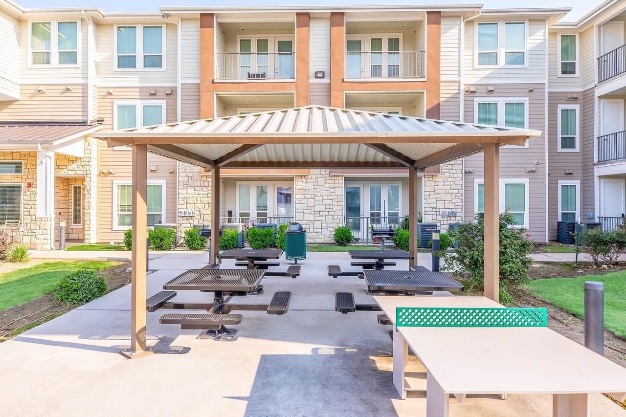 Green Oaks Apartments - Photo 5 of 35