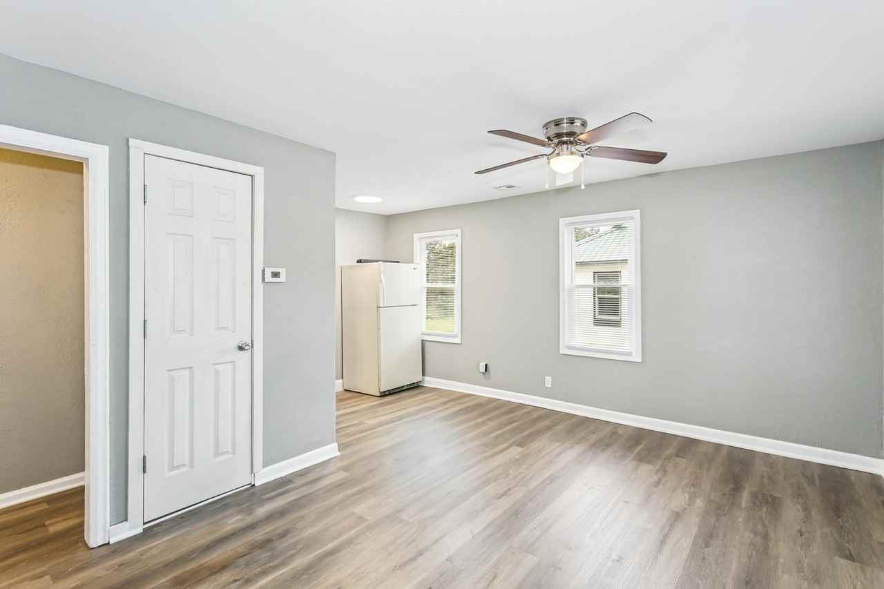 2925 E Maplewood Dr #NA - Photo 2 of 10