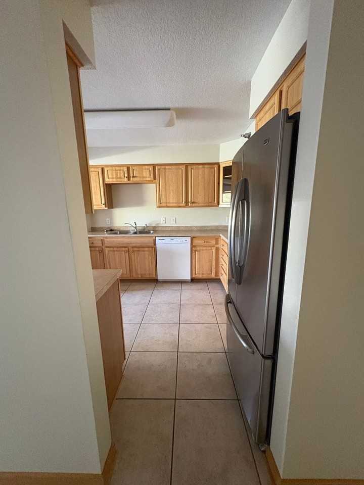 Shelly Rose Apartments - Photo 4 of 18