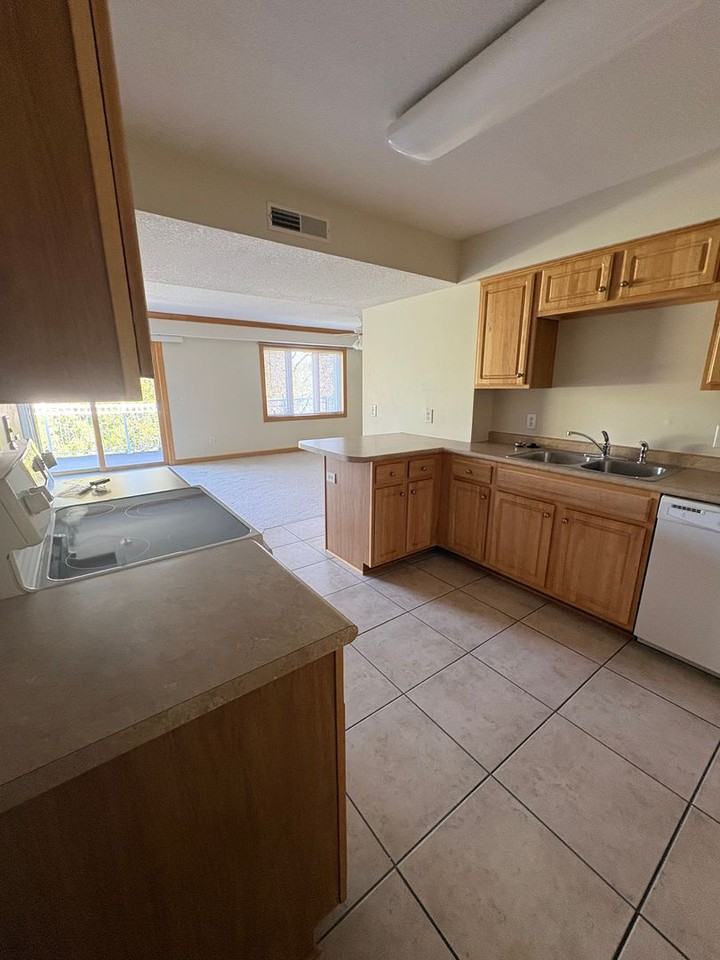Shelly Rose Apartments - Photo 5 of 18