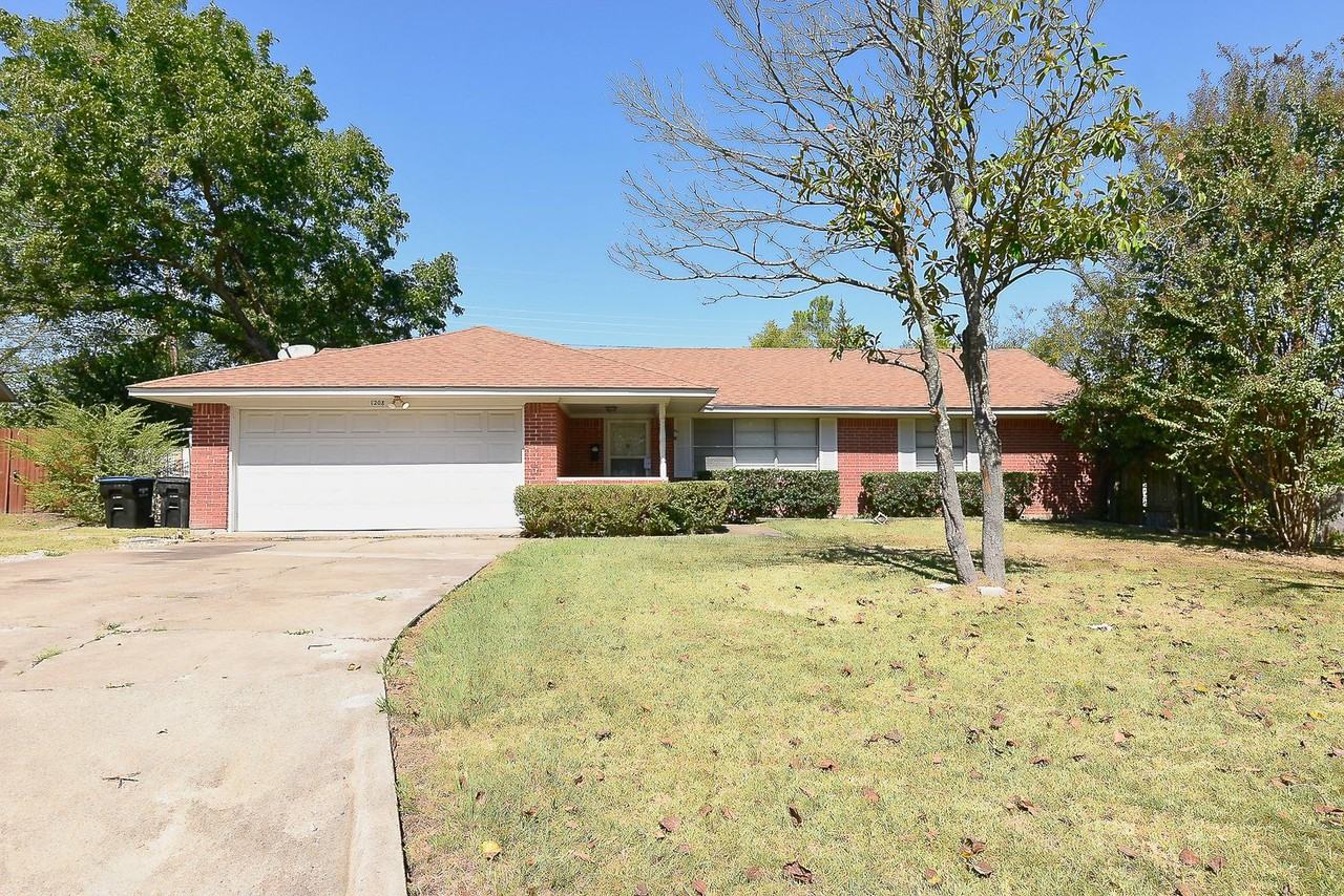 1208 Yellowstone Dr - Photo 2 of 40