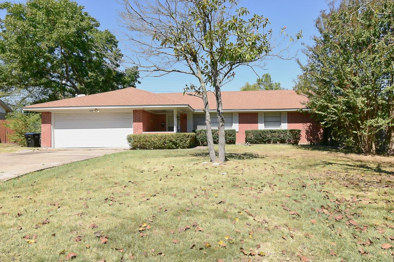 1208 Yellowstone Dr - Photo 3 of 40