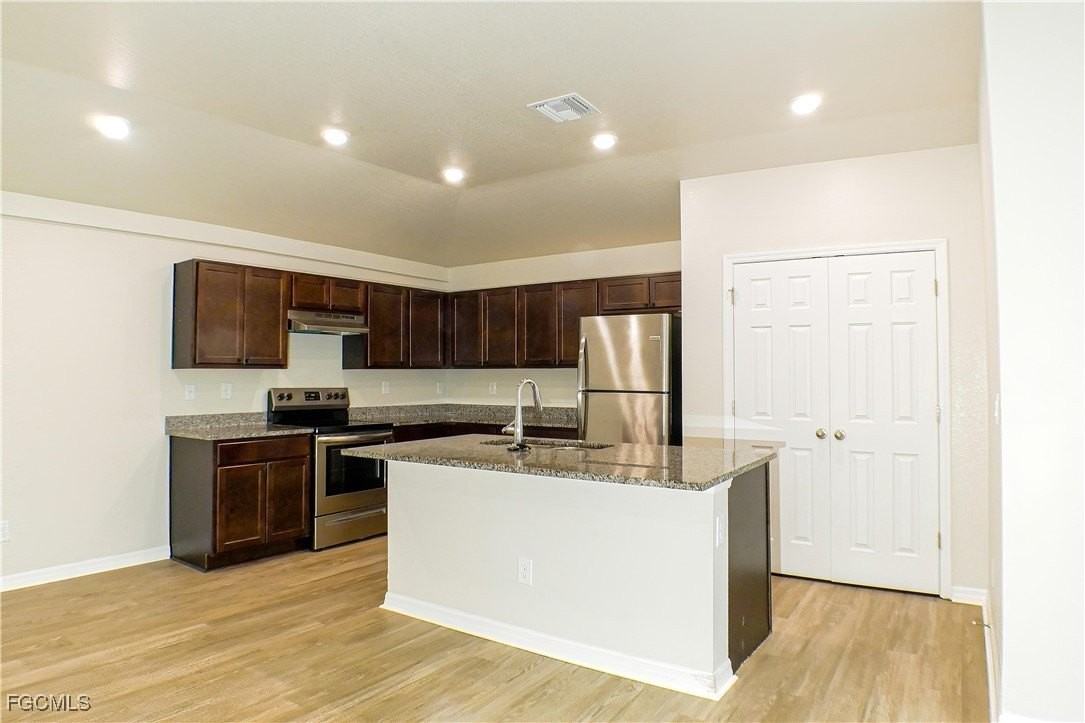 343 Reeves St - Photo 2 of 14