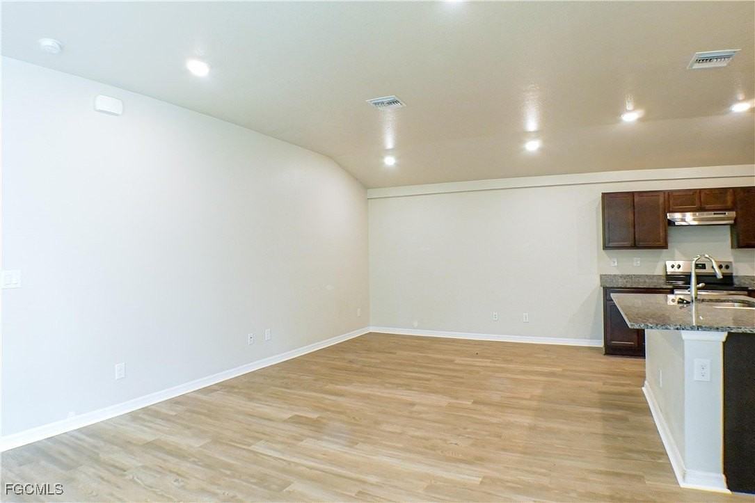 343 Reeves St - Photo 4 of 14