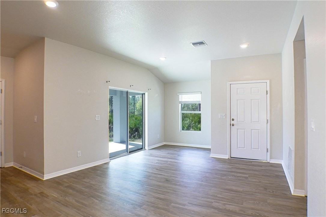 343 Reeves St - Photo 5 of 14