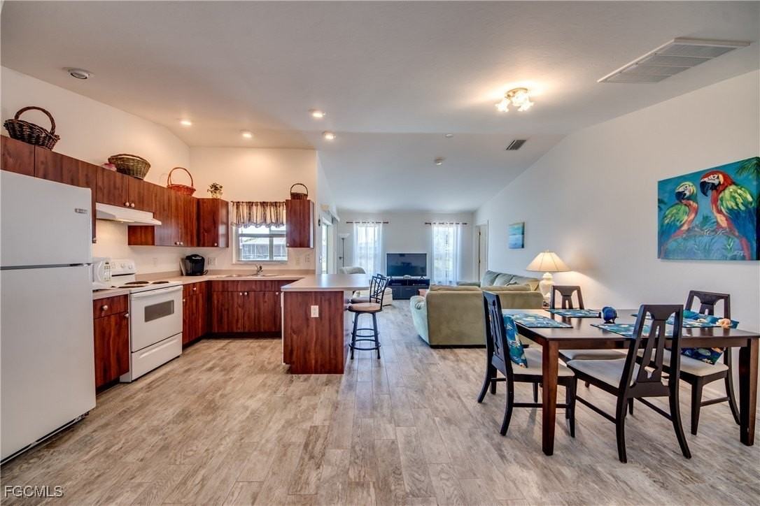 1438 Se 23rd St - Photo 3 of 19