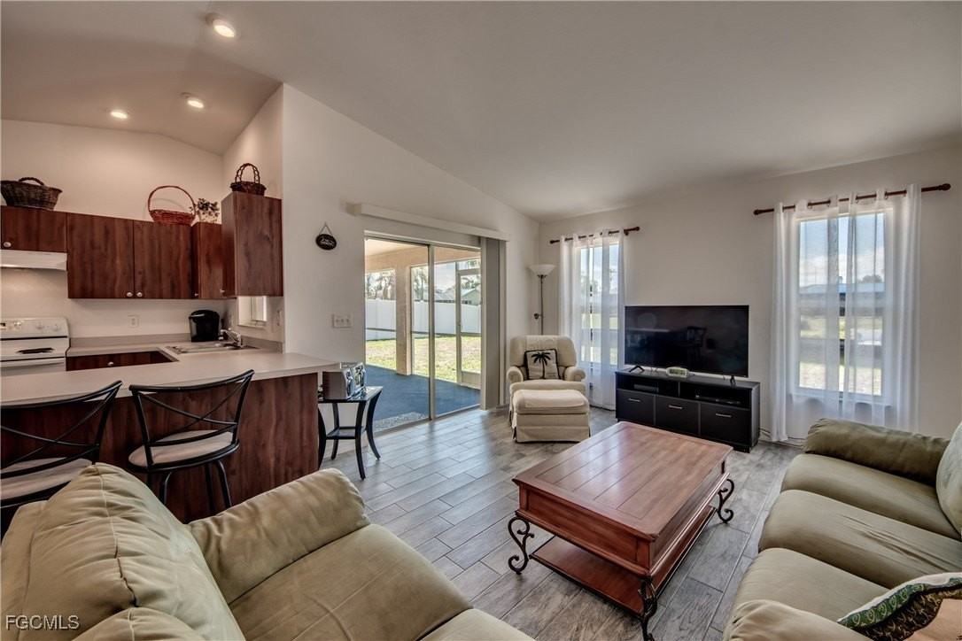 1438 Se 23rd St - Photo 6 of 19