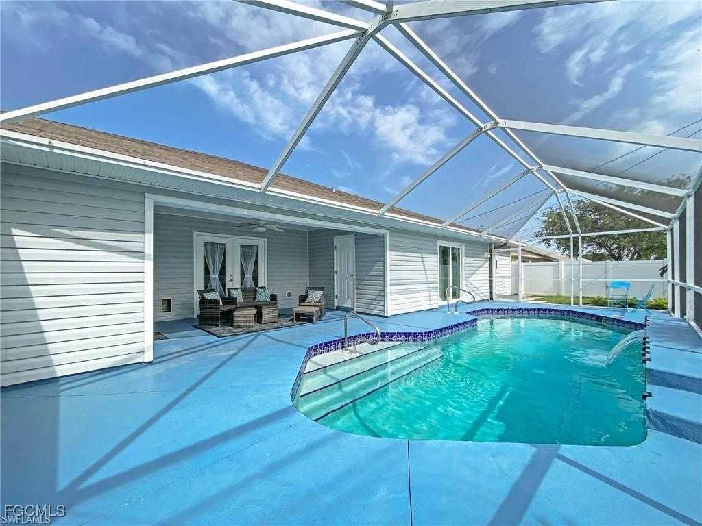 4523 Southwest 7th Place - Photo 2 of 19