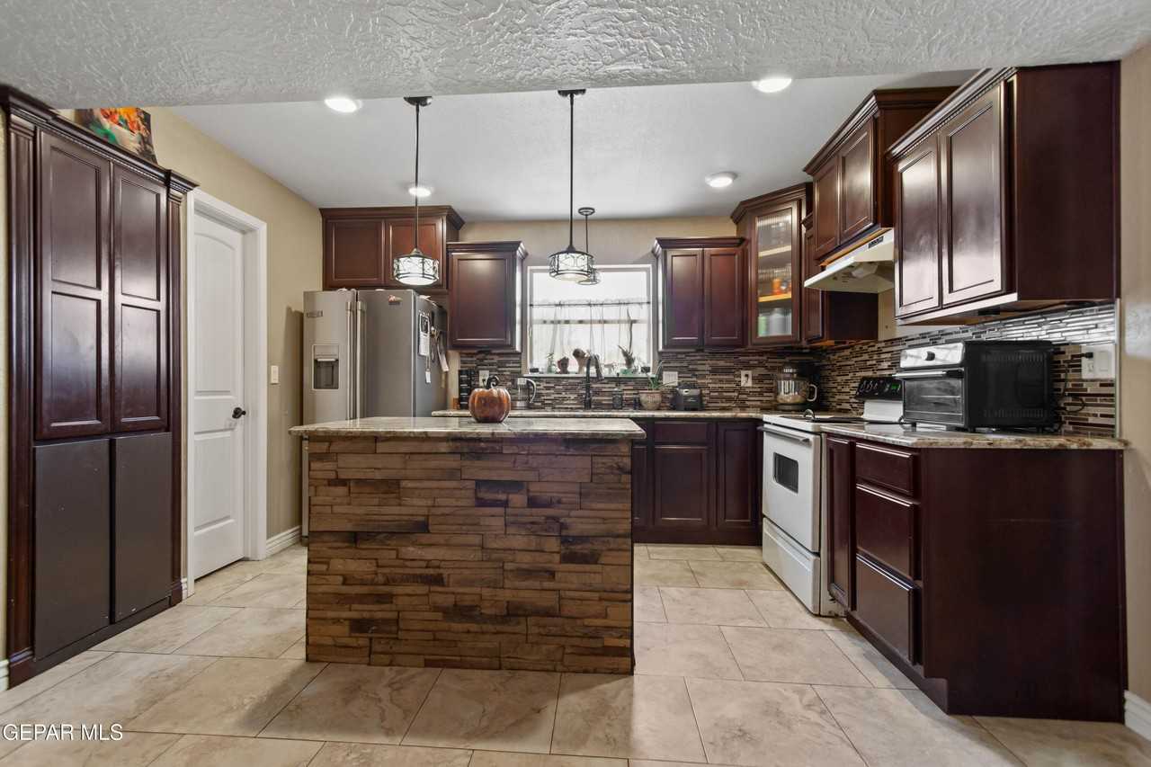 8614 Holmsley Trl - Photo 5 of 28