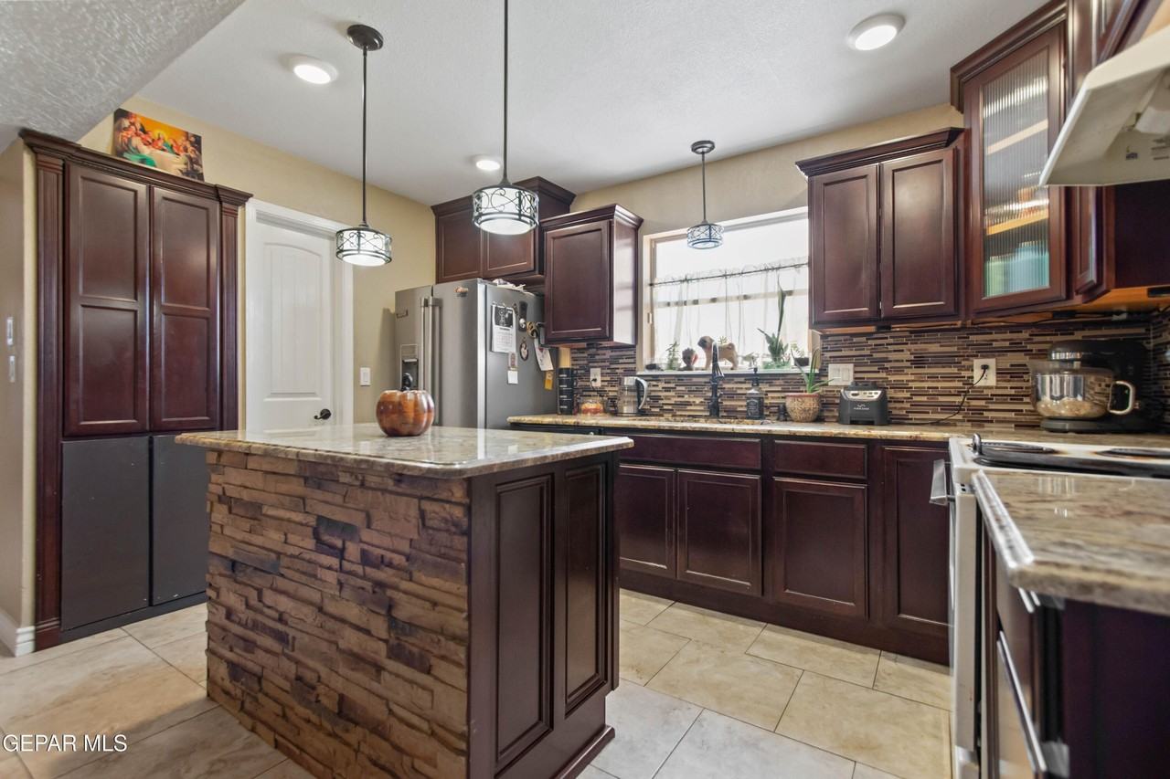 8614 Holmsley Trl - Photo 6 of 28