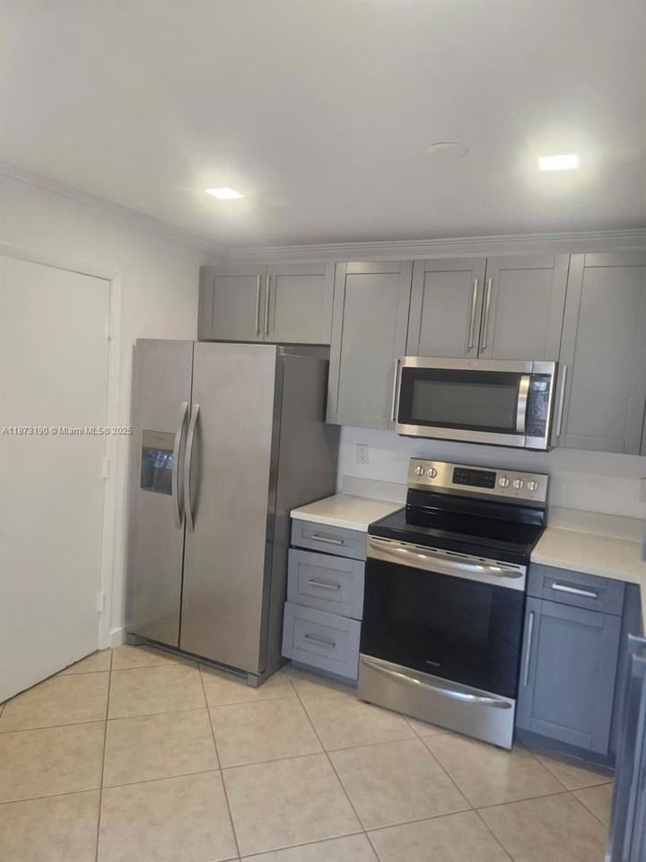 11047 Long Boat Dr - Photo 3 of 8