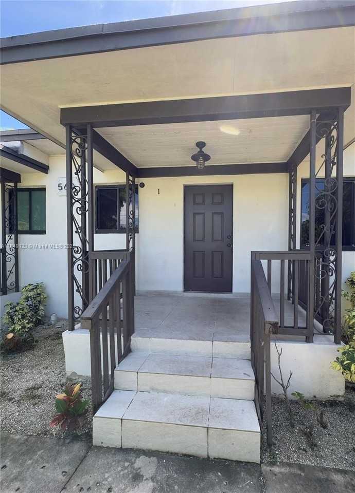 560 Ne 69th St #1 - Photo 3 of 23