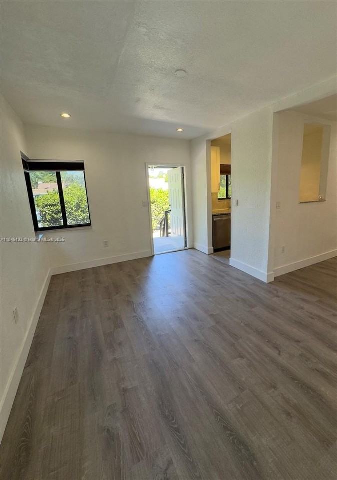 560 Ne 69th St #1 - Photo 7 of 23