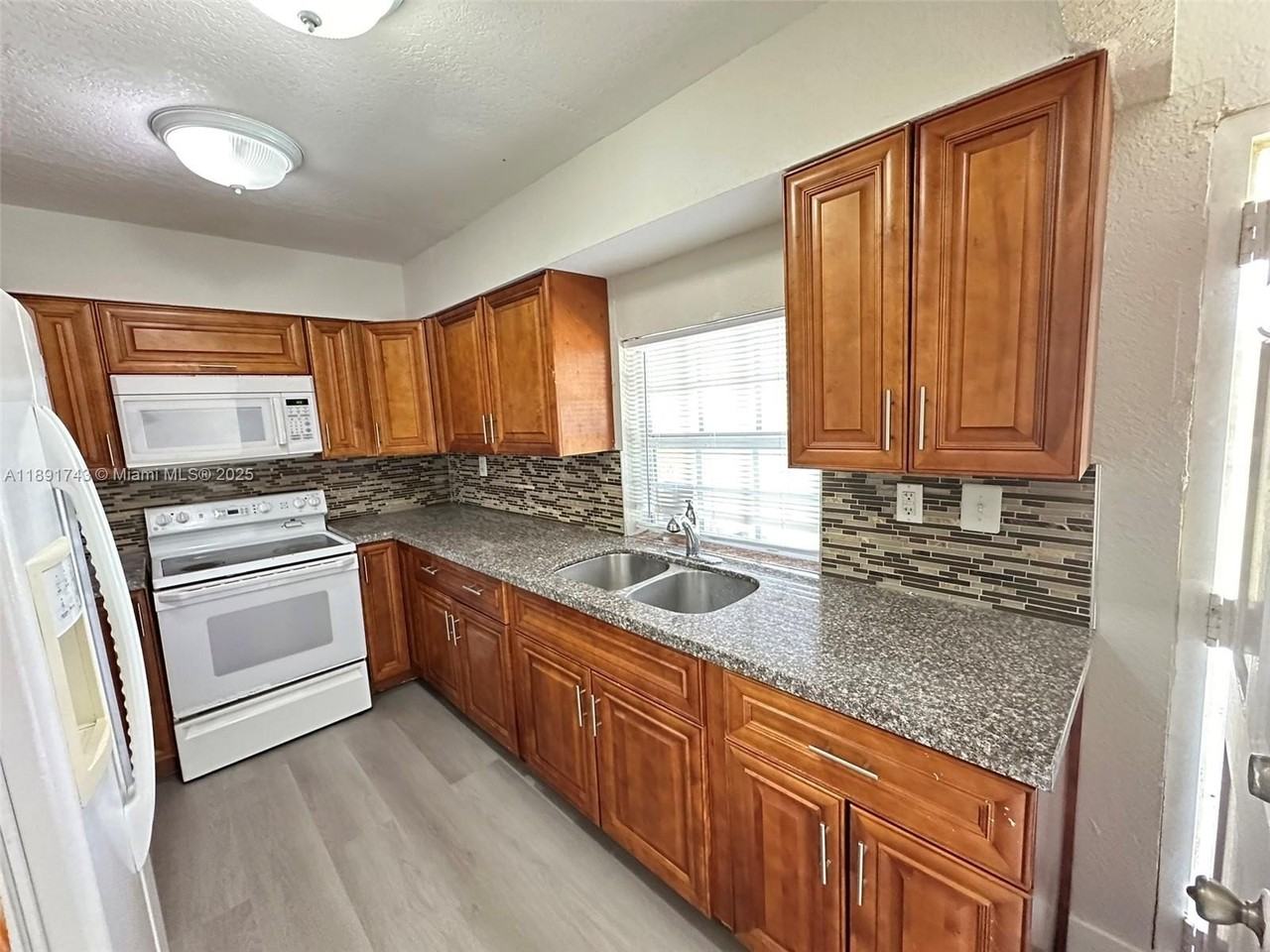 3611 Nw 194th Ter - Photo 7 of 16