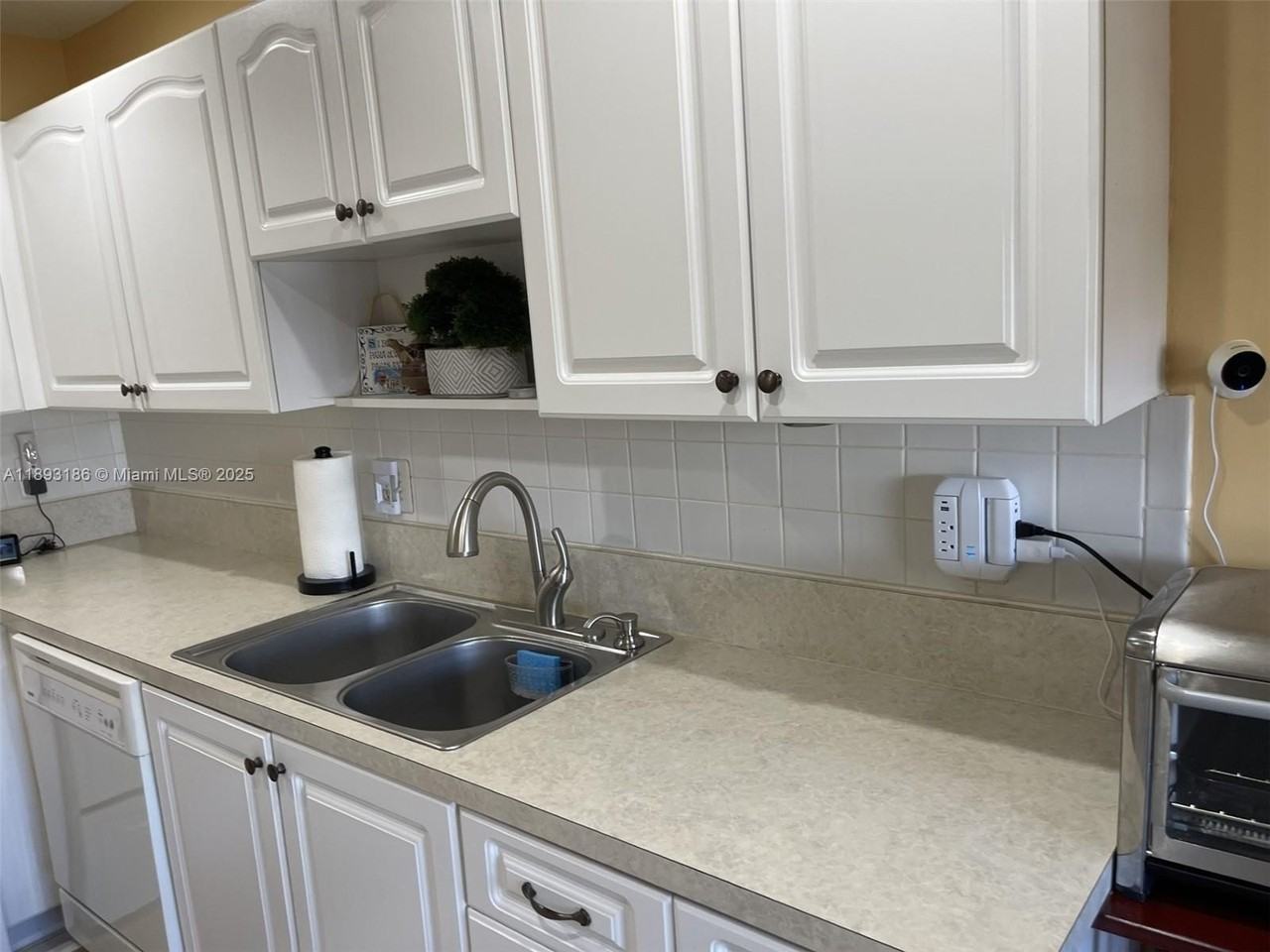 1640 Nw 19th Ter #103 - Photo 2 of 22