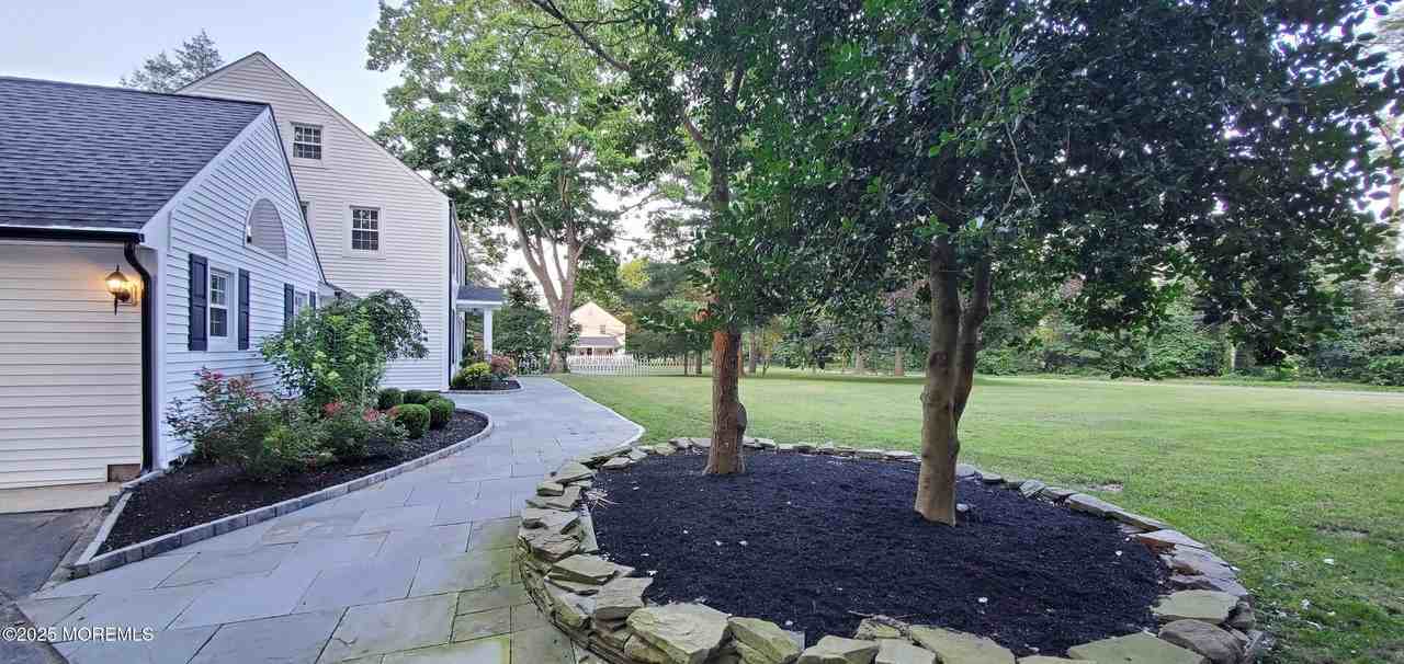 311 Old Corlies Ave - Photo 4 of 31