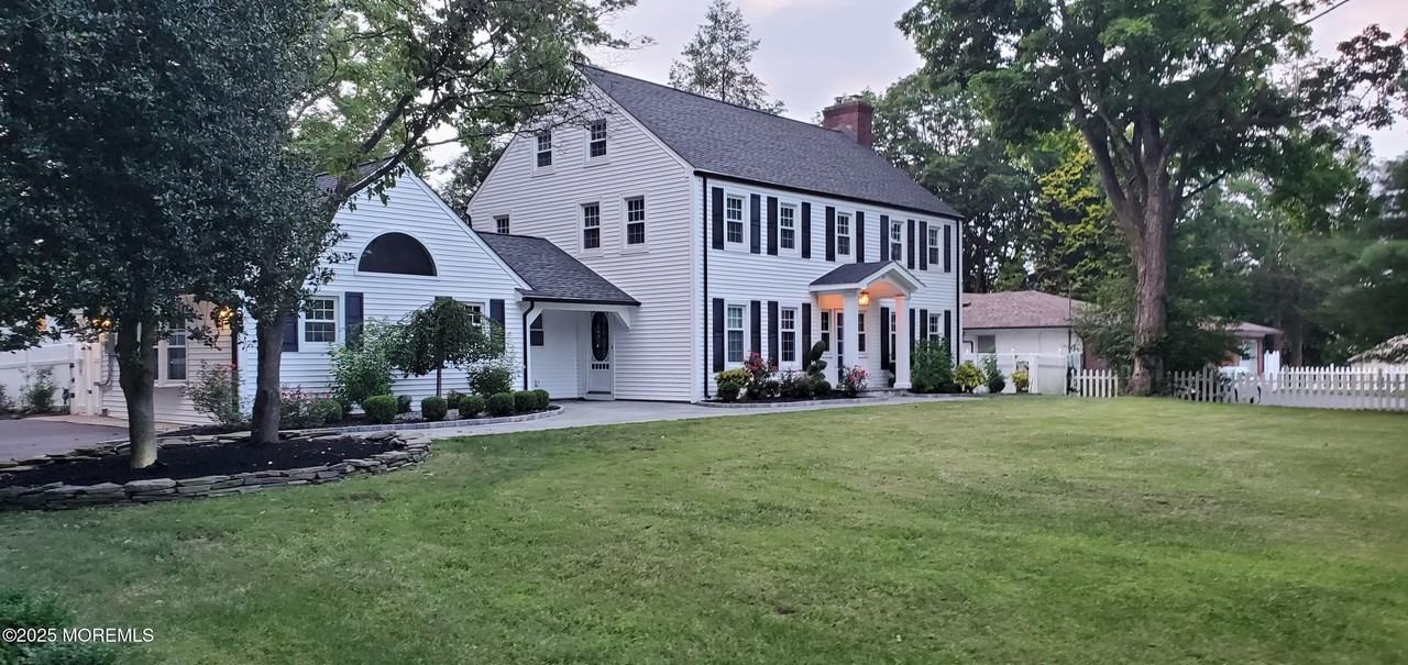 311 Old Corlies Ave - Photo 5 of 31