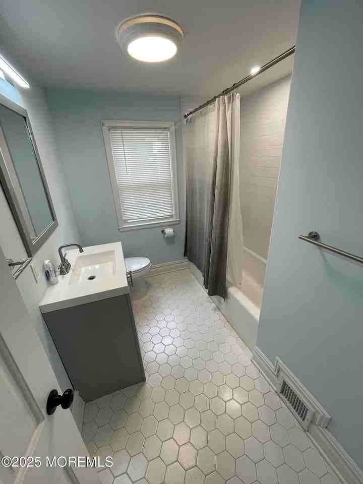 311 Old Corlies Ave - Photo 6 of 31