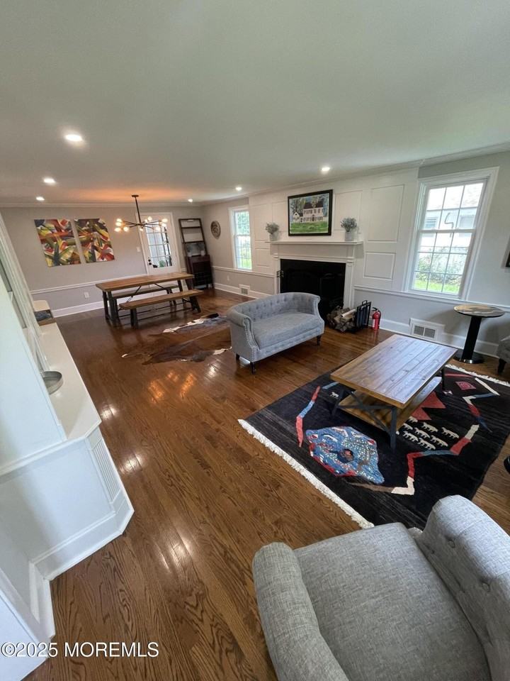 311 Old Corlies Ave - Photo 7 of 31