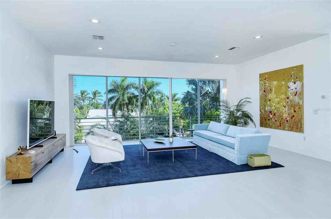 213 N Washington Dr - Photo 6 of 50