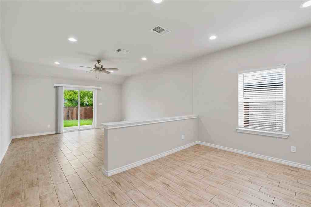 1104 Silverton Dr - Photo 4 of 27