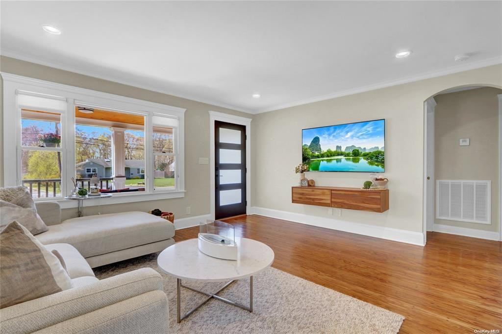 279 Fairview Ave - Photo 7 of 31