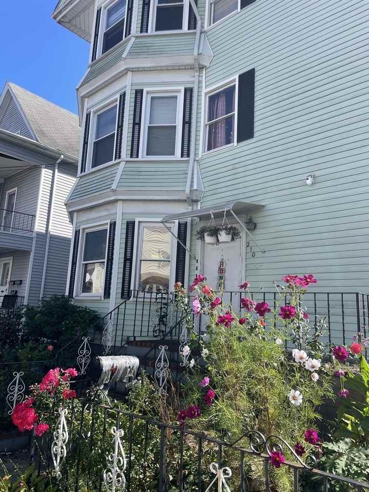 210 Whitman Street - Photo 3 of 14