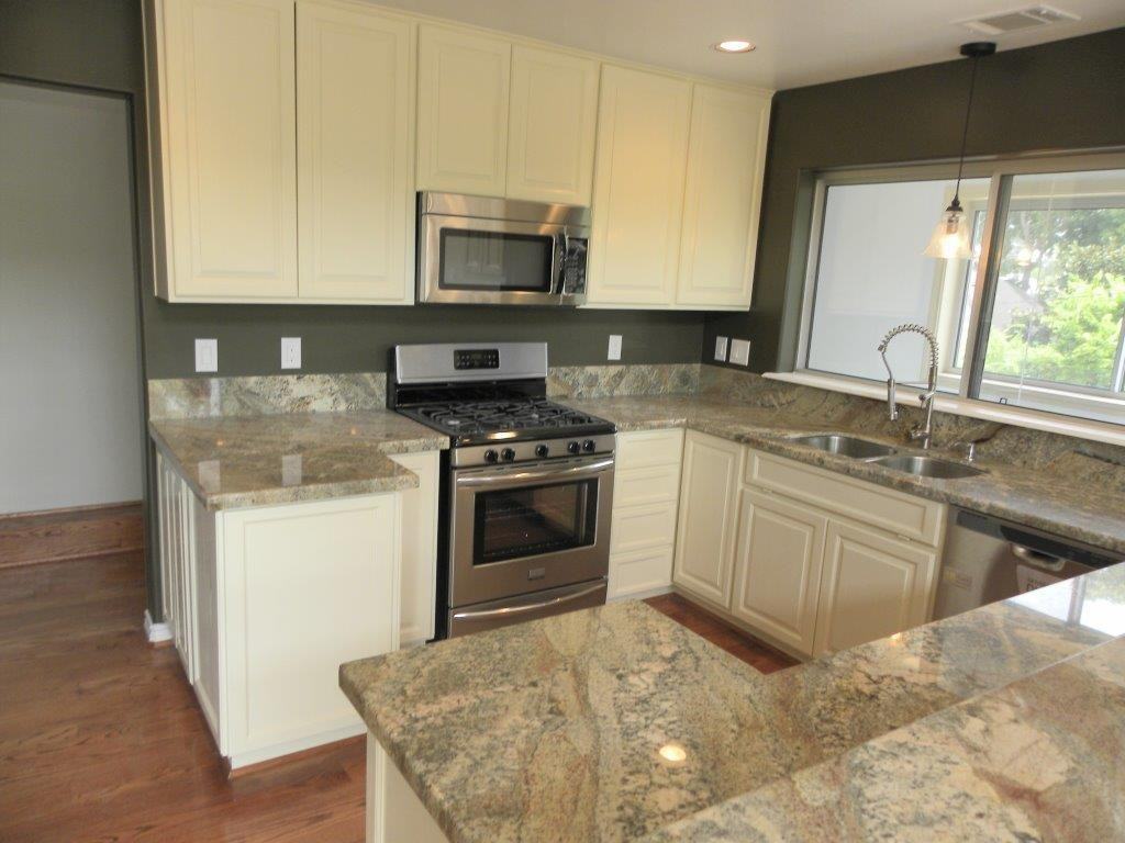 737 Yale St - Photo 3 of 31