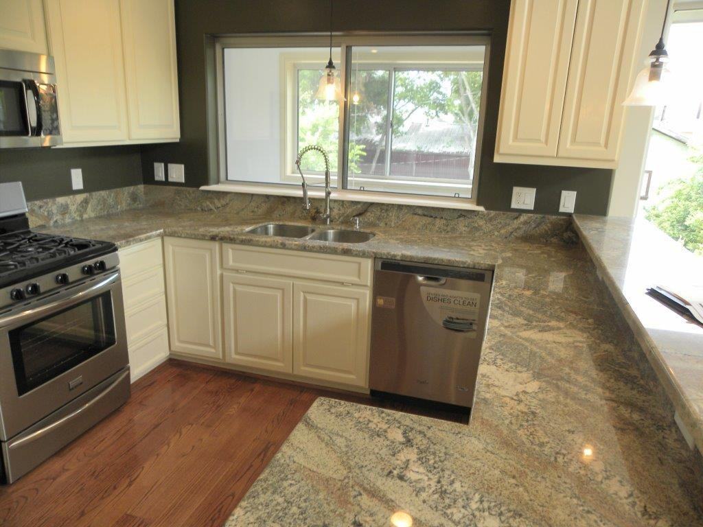 737 Yale St - Photo 4 of 31