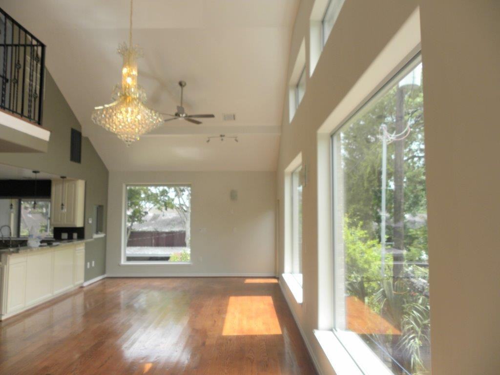 737 Yale St - Photo 7 of 31