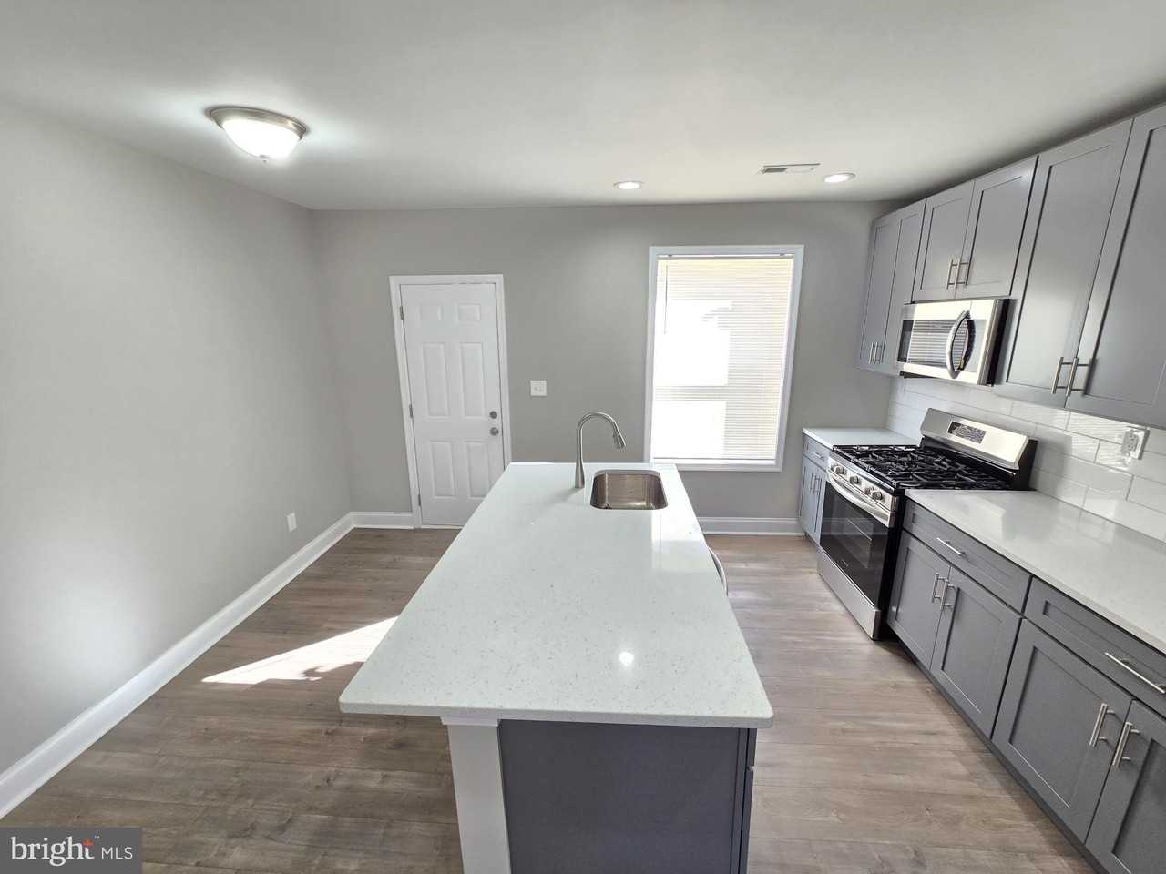 3169 Ravenwood Ave - Photo 4 of 18