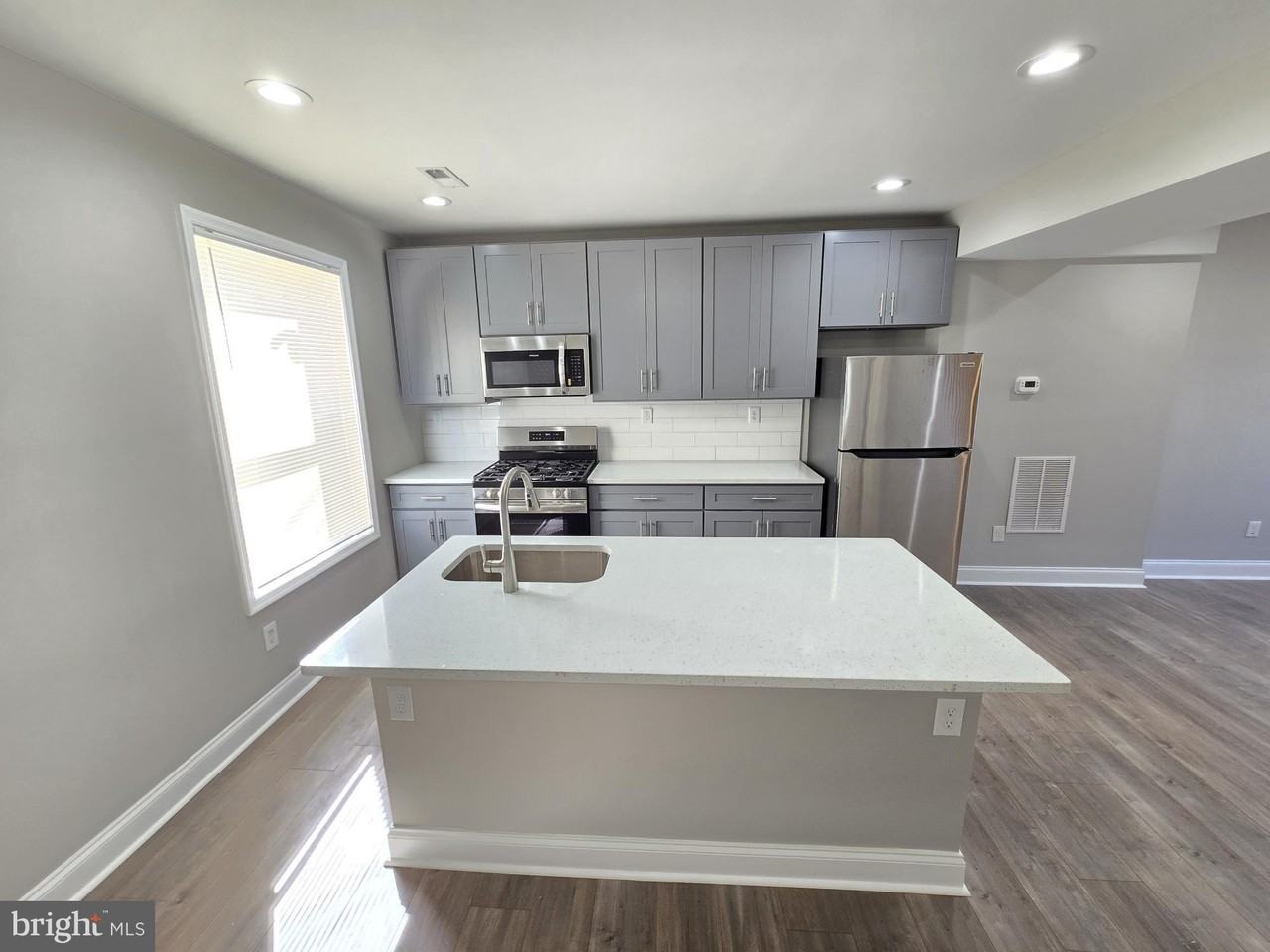 3169 Ravenwood Ave - Photo 5 of 18