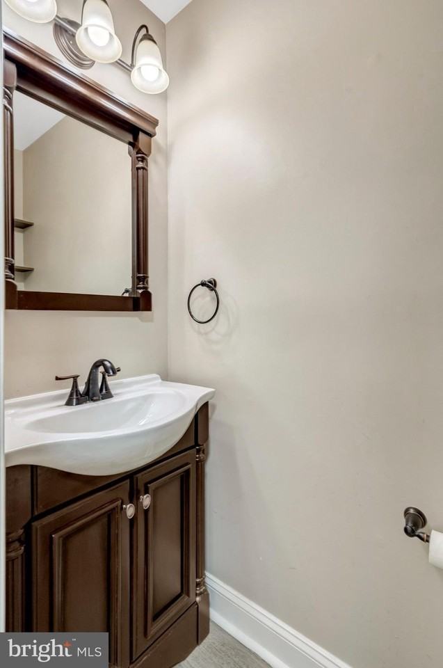 8482 Springfield Oaks Drive - Photo 7 of 48