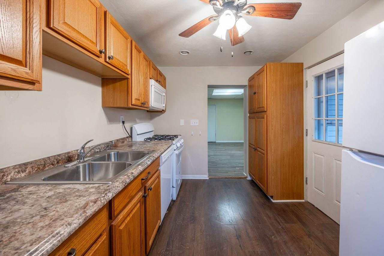 1910 Saint Paul St - Photo 5 of 17