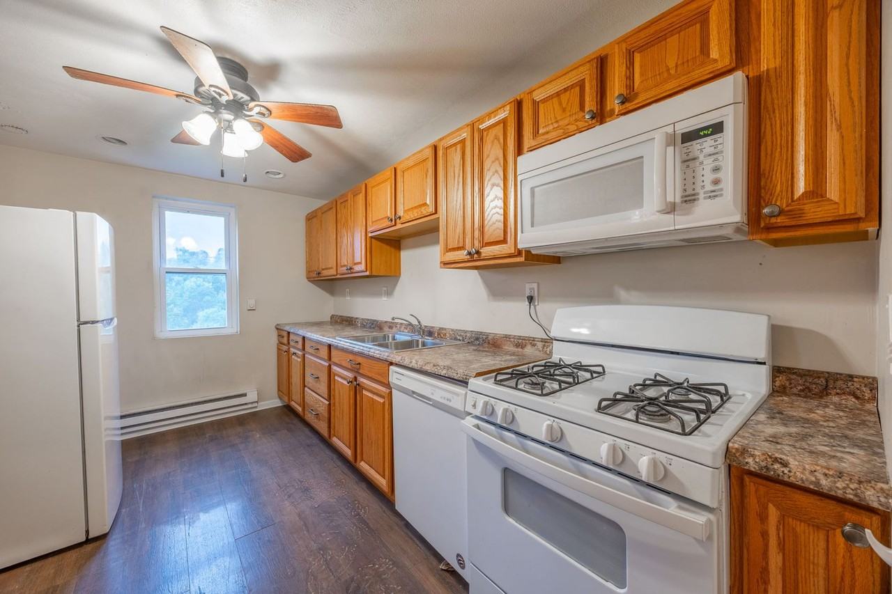 1910 Saint Paul St - Photo 6 of 17