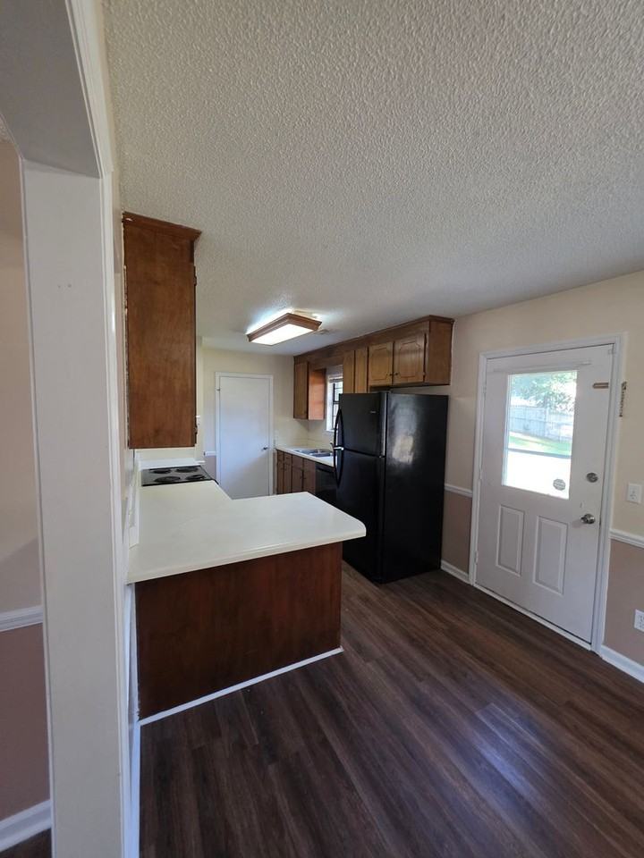 140 Elizabeth Dr - Photo 3 of 22